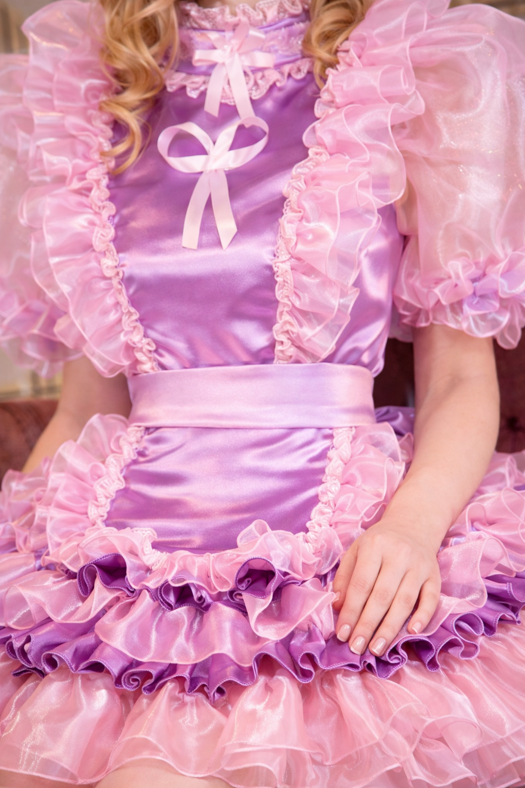 Ensemble robe de soubrette « Sissy » en organza de satin rose et lilas, avec tablier et bandeau, verrouillable – Fait sur mesure G3799