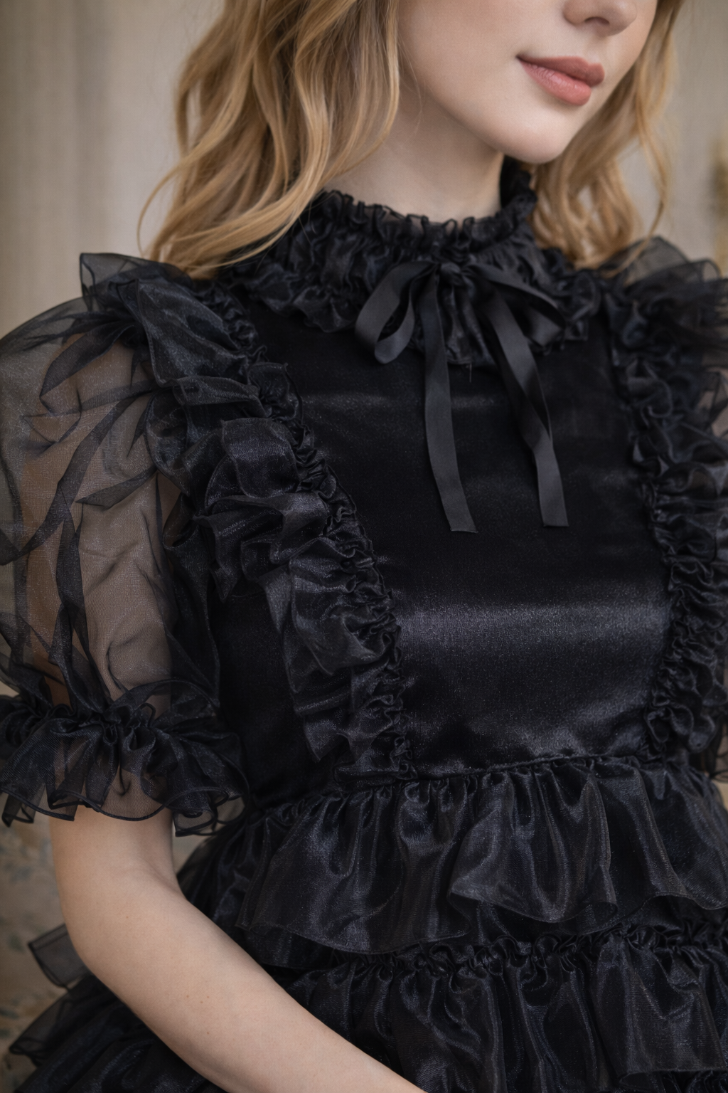 Robe de soubrette en satin noir et organza avec coiffe verrouillable – Sur mesure G3968
